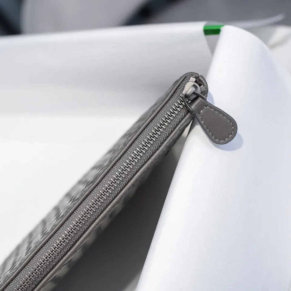 460 BOTTEGA VENETA 2020 early autumn new woven lambskin storage bag. This handbag is slim and compact, but has ample space. It is made of high-grade lambskin material and handmade using the iconic INTRECCIATO leather weaving process. The interior is equipped with 1 zipper pocket and 6 card pockets. The interior is lined with imported coffee-colored brushed cloth and equipped with leather zipper pullers. Size: 30*20 Model: 80-3
